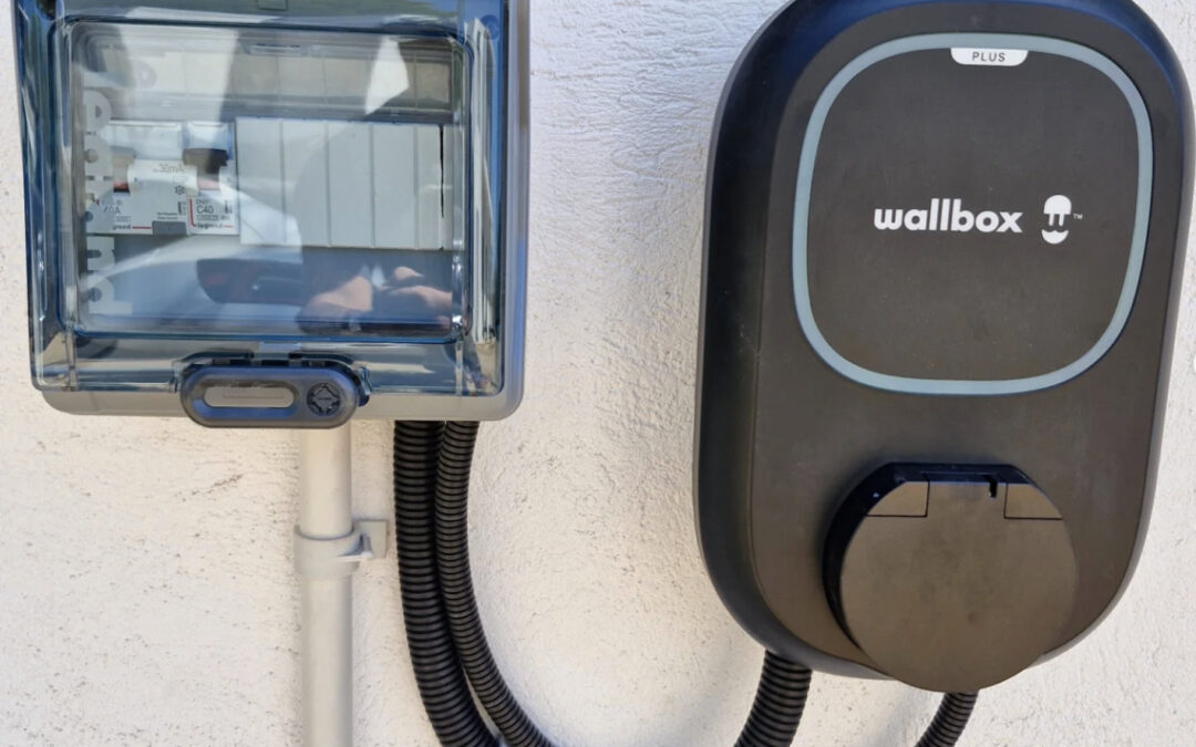 Décret n° 2017-26 et borne de recharge IRVE : pourquoi l’installation par un professionnel qualifié est indispensable
